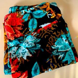 Gently used, LULAROE Black Flowered Leggings 🌼